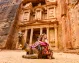 Espectacular vista de dos hermosos camellos frente al Khazneh en Petra