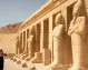Una mujer turista enfrente de las estatuas del Templo de Hatshepsut en Egipto