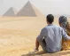 una pareja enfrente a las pirámides de Giza, Egipto