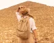 mujer cerca de las antiguas pirámides de Egipto