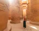 Una turista camina entre los pilares de la Gran Sala Hipóstila del Templo de Karnak 