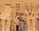 Frente al Templo de Abu Simbel, Asuán, Egipto.
