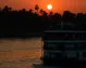 Puesta de sol en el río Nilo con un crucero navegando en el agua
