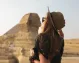 Turista tomando una foto con La Gran Esfinge
