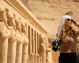 turista explorando el Templo de Hatshepsut en Egipto