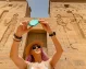 Templo de Filae Una mujer turista tomando foto enfrente de la fachada del Templo de Filae
