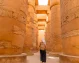 Templo de Karnak, Egipto Una mujer turista caminando en la Gran Sala Hipóstila del Templo de Karnak