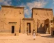 Templo de Filae. Una joven turista visitando el templo de Filae.