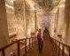 Valle de Los Reyes. Una Mujer caminando en la tumba de Ramsés V