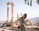 La Ciudad de Ammán. Turista feliz entre columnas antiguas, ciudad de Ammán