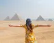 Las Pirámides de Giza una mujer turista tomando una foto enfrente de las pirámides de Giza en Egipto