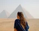 Mujer mirando las pirámides de Giza, Egipto