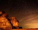 Muchas estrellas sobre la montaña en el desierto de Wadi Rum.