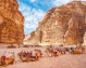 Los camellos descansan en la plaza frente al Khazneh, un templo nabateo en el reino nabateo de Petra, en la ciudad de Wadi Musa en Jordania.
