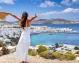 Mujer disfruta de la vista sobre la ciudad de Mykonos, Paquete a Turquía y Grecia
