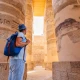 andare in egitto a dicembre, un uomo al tempio di luxor