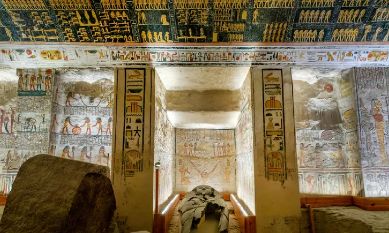 Sarcófago y cámara decorada en la tumba de Ramsés V y VI en el Valle de los Reyes, Luxor,