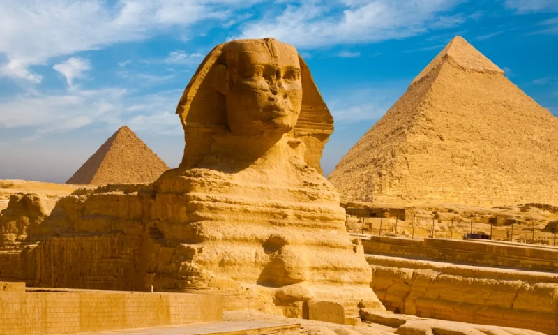 Perfil completo de la Esfinge y pasarela de las Pirámides de Giza , El Cairo Egipto