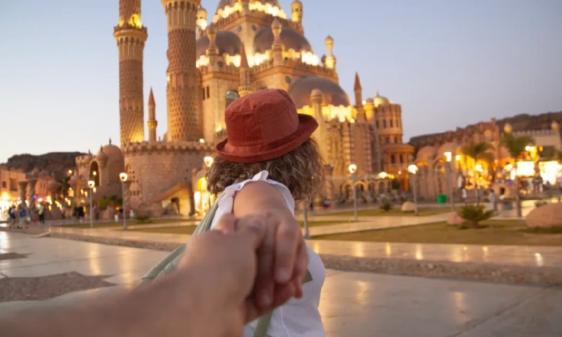 Mujer turista posando con los brazos abiertos durante su visita a la Mezquita Al Sahaba, Sharm El Sheikh Egipto