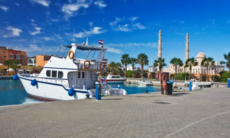 Marina y mezquita , Hurghada Egipto