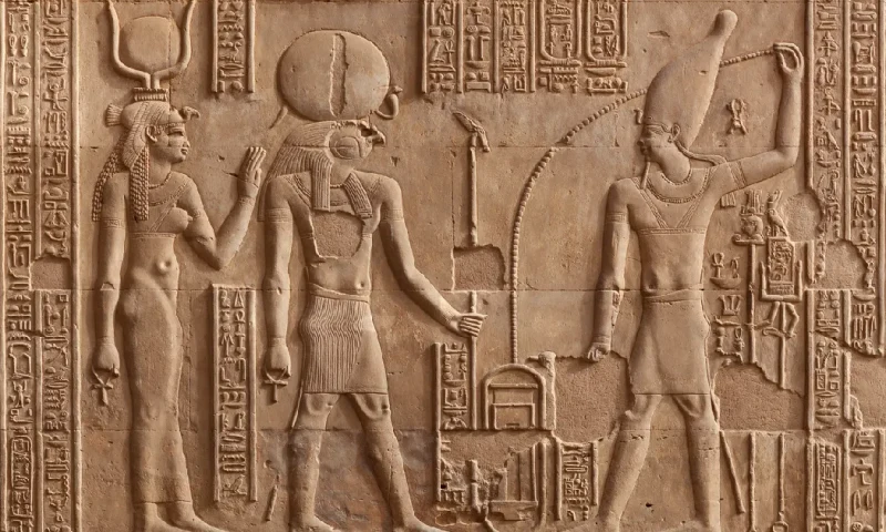 Relieve antiguo del dios Ra y la diosa Hathor en el Templo de Kom Ombo, Asuán, Templo de Kom Ombo.