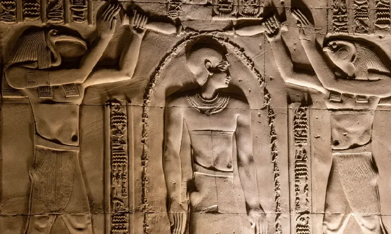 Relieve de los dioses Thot y Horus purificando al faraón Ptolomeo en el Templo de Kom Ombo, Asuán, Templo de Kom Ombo.