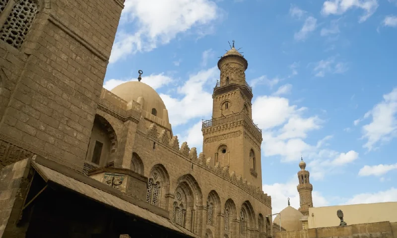 Gran Mezquita de Al-Zahir Barquq en la famosa zona de Khan El Khalili, en el Cairo islámico,  khan el khalili