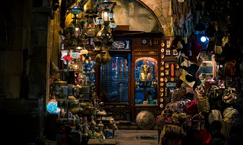 Tienda de recuerdos egipcios con una atmósfera oscura, una máscara de Tutankamón y faroles colgantes,  khan el khalili