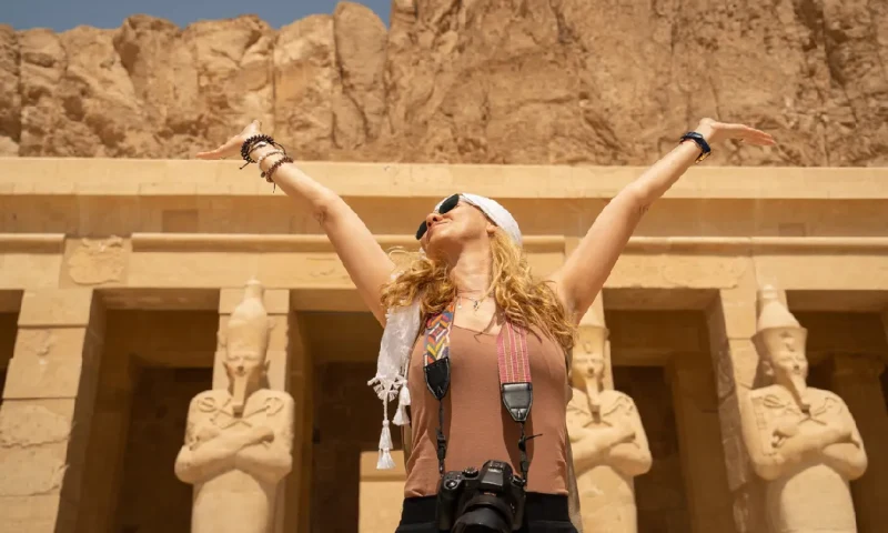 Turista con cámara fotográfica frente al impresionante Templo de la Reina Hatshepsut, valle de los reyes .