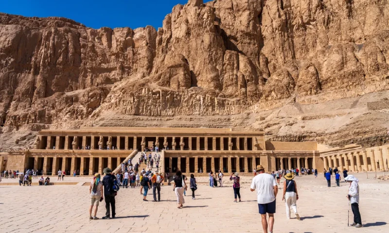 El Templo Funerario de Hatshepsut se alza frente a los impresionantes acantilados cerca de Luxor, valle de los reyes .