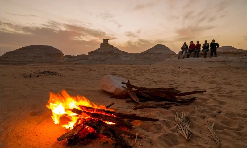 Campistas en el Desierto Blanco de Egipto, Oasis de Bahariya