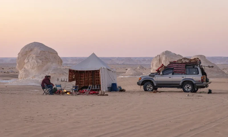Guía en un campamento turístico en el Desierto Blanco del oeste de Egipto, Oasis de Bahariya.