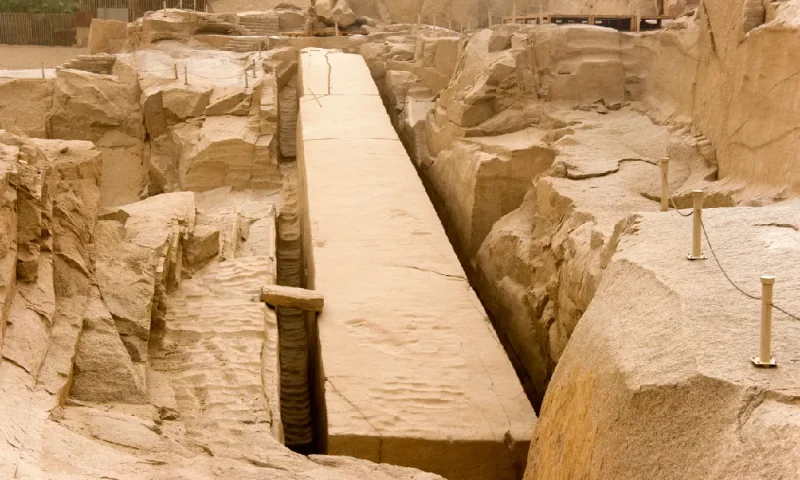 Vista del obelisco inacabado tallado en la roca de las antiguas canteras de granito de Asuán, Egipto.