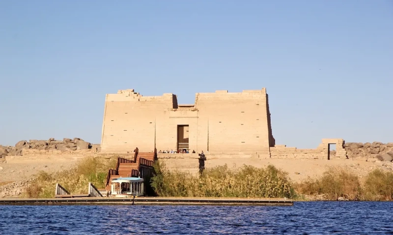 Vista frontal del templo de kalabsha junto a las aguas del lago Nasser en Asuán, Egipto.