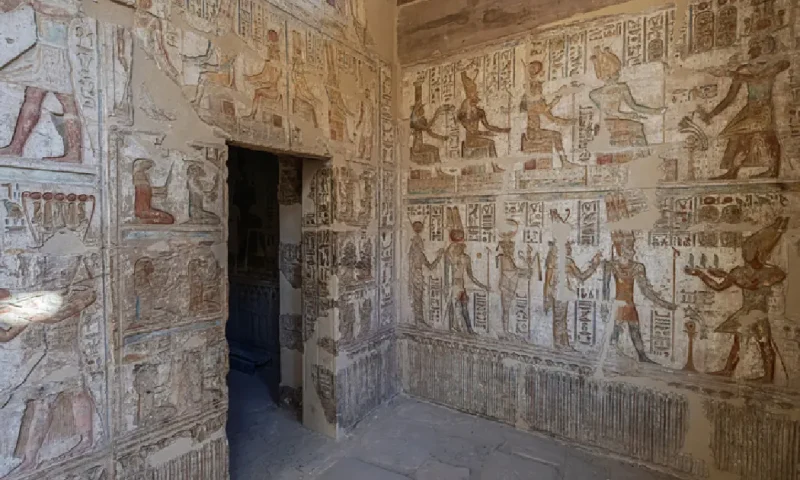 El templo de Deir el-Medina, un poblado de trabajadores situado entre el Valle de los Reyes y el Valle de las Reinas, en Luxor,  Deir el-Medina.