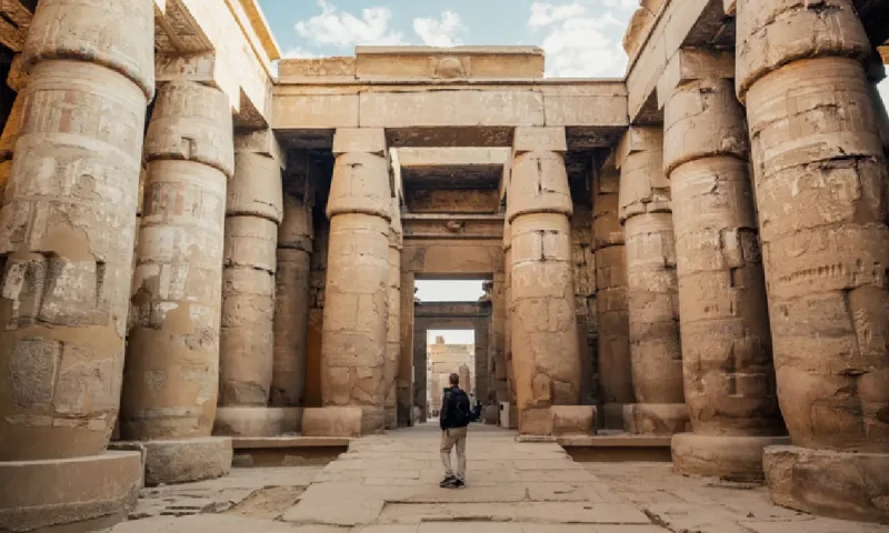 Hombre mirando a través del pasillo del Templo de Jonsu en Karnak, Luxor ,Templo de Karnak.