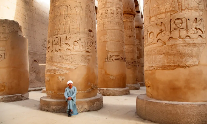 Guía turístico en las antiguas ruinas del Templo de Karnak, Templo de Karnak.