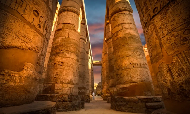 Antiguas ruinas del Templo de Karnak con un cielo colorido, Templo de Karnak .