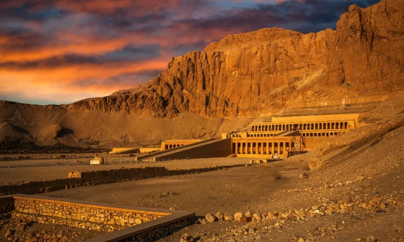 Templo de Hatshepsut con un cielo colorido, Deir El Bahari.