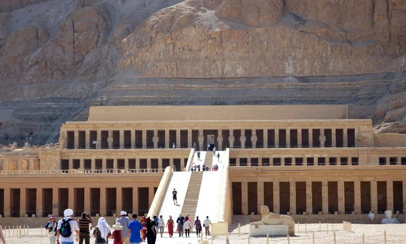 Explorando las antiguas ruinas del Templo Funerario de Hatshepsut, Deir El Bahari.