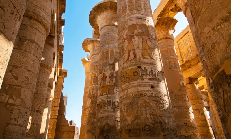 Antiguas columnas con jeroglíficos en un templo de Luxor, templo de Luxor.