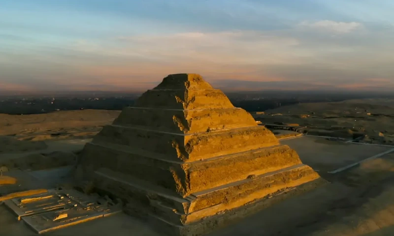 Atardecer en la pirámide escalonada de Saqqara, cerca de Guiza y El Cairo, Egipto, pirámide de zoser .