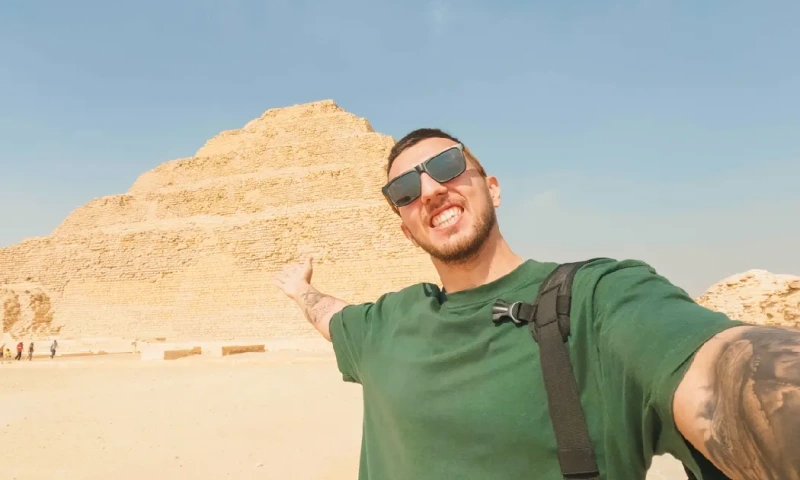 Turisto mostrando la pirámide escalonada de Zoser en Saqqara, Egipto, pirámide de zoser .