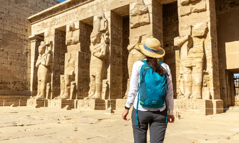 Turista visitando el Templo de Medinet Habu en Luxor, Templo Medinet Habu.