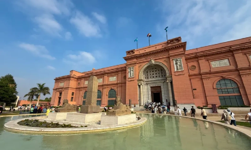 Fachada del Museo Egipcio con una fuente decorativa y un antiguo obelisco, Museo Egipcio de El Cairo