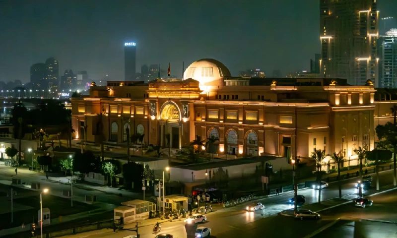Vista del Museo Egipcio de El Cairo por la noche, con su cúpula iluminada, Museo Egipcio de El Cairo