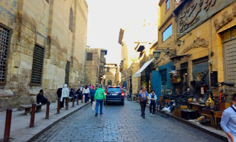 La calle Al-Muizz li-Din Allah al-Fatimi es una importante vía de norte a sur en la ciudad amurallada de El Cairo histórico, Al Muizz