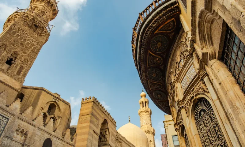 Un importante monumento cultural en la calle Al-Muizz, Al Muizz