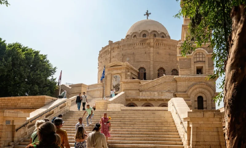 Turistas frente a la Iglesia Copta Ortodoxa de San Jorge en El Cairo, Barrio Copto en El Cairo