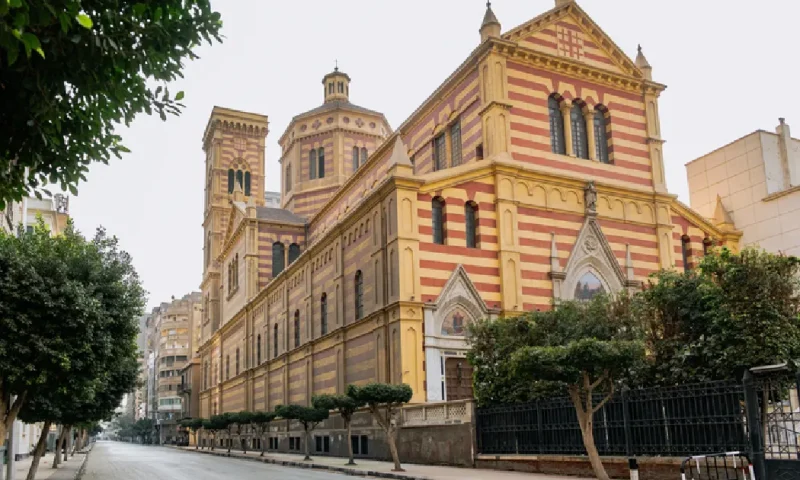 Gran iglesia colorida en el barrio copto de El Cairo, Egipto, Barrio Copto en El Cairo